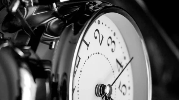Czarny Biały Duży Metaliczny Zegar Bliska Czas Lub Pokazanie Koncepcji — Zdjęcie stockowe