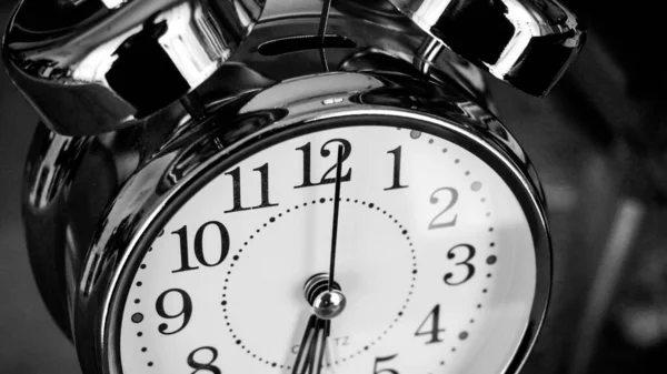 Czarny Biały Duży Metaliczny Zegar Bliska Czas Lub Pokazanie Koncepcji — Zdjęcie stockowe
