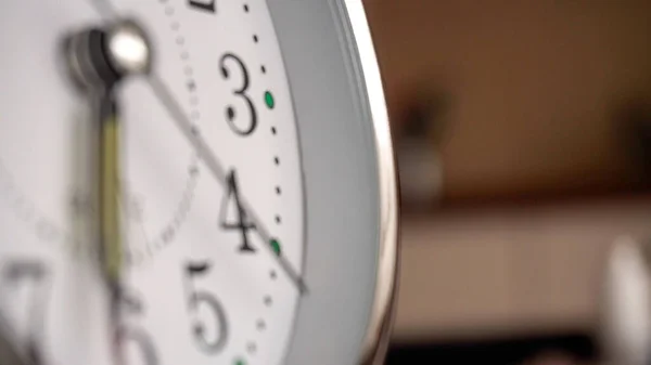 Grande Relógio Metálico Perto Tempo Mostrando Conceito Tempo Relógio Alarme — Fotografia de Stock