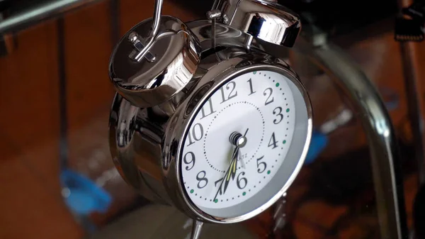 大きな金属時計を閉じます 時間や時間の概念を示す リンガーと古典的なレトロな機械式目覚まし時計 朝になっても起きても — ストック写真