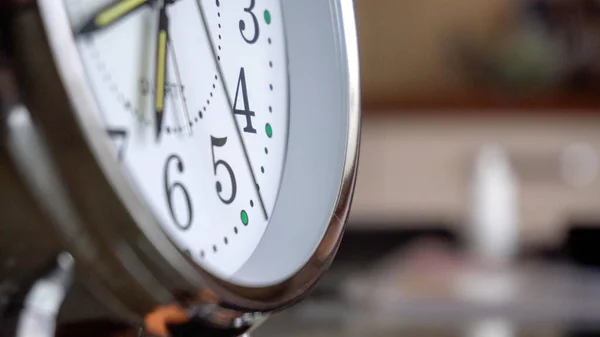 Grande Relógio Metálico Perto Tempo Mostrando Conceito Tempo Relógio Alarme — Fotografia de Stock