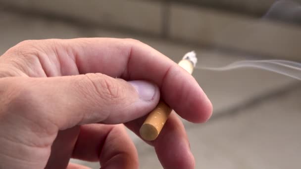 Primer Plano Mano Masculina Con Cigarrillo Ardiente Concepto Peligros Del — Vídeos de Stock