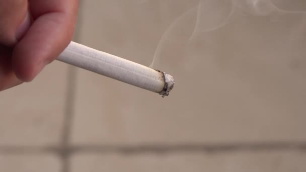 Közelkép Egy Férfi Kézről Égő Cigarettával Dohányzás Vagy Nikotinfüggőség Veszélyeinek — Stock videók