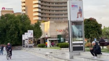 Bükreş, Romanya - 21 Eylül 2021 - Romanya 'nın harika Bükreş kentinin 4K' lık seyahat videosu