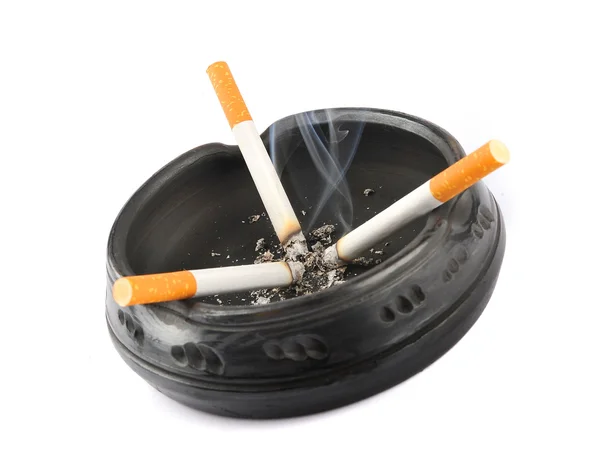 Τρία αναμμένα τσιγάρα σε ένα μαύρο τασάκι — Φωτογραφία Αρχείου