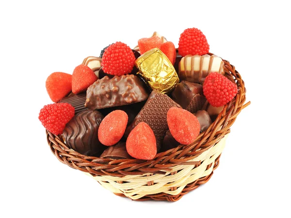 Asortyment cukierki, czekolada w kosz — Zdjęcie stockowe