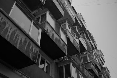 Eski partment binanın balkon