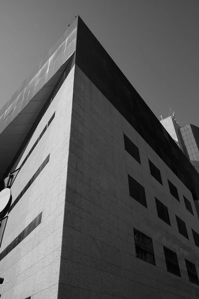 Modern byggnad hörn svart vit — Stockfoto