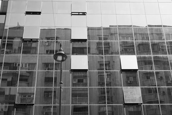 Façade en verre noir blanc — Photo