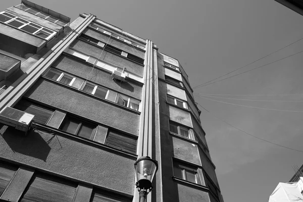 Edificio de apartamentos negro blanco vertical —  Fotos de Stock