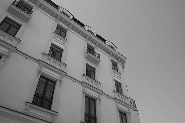 Edificio de esquina blanco y negro — Foto de Stock