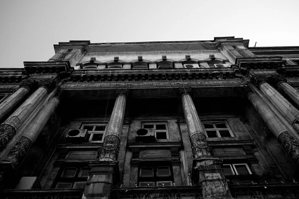 Antigua fachada del edificio histórico — Foto de Stock