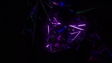 Neon kristal dijital görsel animasyon. Başlıklarda, sunumlarda veya VJ kullanımında kullanmak için ideal döngüsüz renksiz geometrik patlayıcı etkisi görüntüsü. 