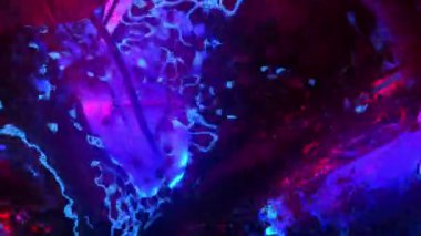 Renkli sıvı dijital görsel animasyon. Başlıklarda, sunumlarda veya VJ kullanımında kullanmak için ideal döngüsüz renksiz geometrik patlayıcı etkisi görüntüsü. 