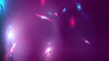 Yıldızlar dijital görsel animasyonu izler. Başlıklarda, sunumlarda veya VJ kullanımında kullanmak için ideal döngüsüz renksiz geometrik patlayıcı etkisi görüntüsü. 