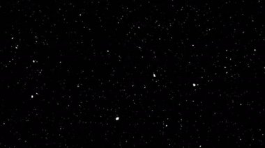 siyah arka plan üzerinde düşen kar