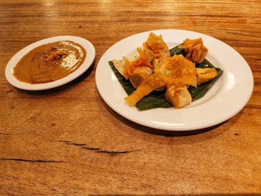 Geleneksel Endonezya mutfağı - Fıstık soslu kızarmış Siomay