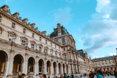 Tarihi binanın alçak açısı