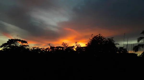 Svart Och Röd Himmel Vid Solnedgången Bikram Khanra — Stockfoto