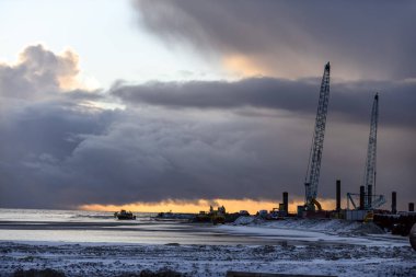 Deniz aşırı inşaat işleri. Baraj inşaatı, vinç, mavna, tarama. Dalgakıran yapımı.