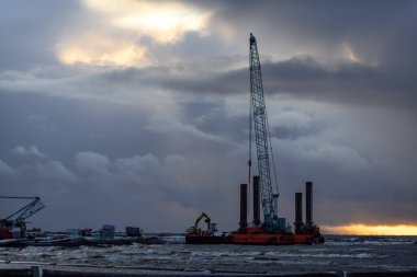 Deniz aşırı inşaat işleri. Baraj inşaatı, vinç, mavna, tarama. Dalgakıran yapımı.