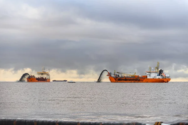 Dos Buques Dedicados Dragado Dredger Trabajando Mar Nave Excavando Material — Foto de Stock