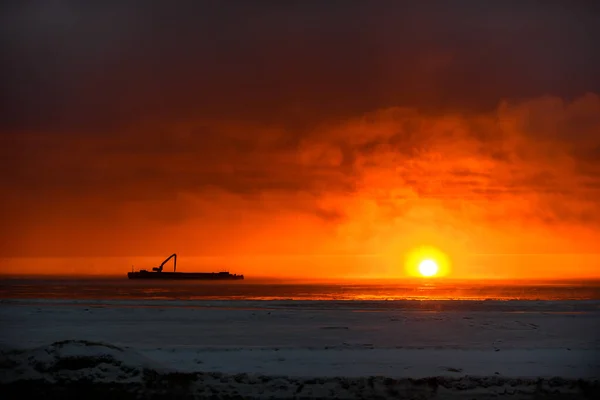 Bellissimo Tramonto Con Nebbia Nel Mare Artico Chiatta Con Escavatore — Foto Stock