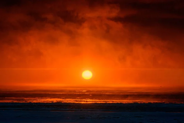 Όμορφο Ηλιοβασίλεμα Ομίχλη Στην Αρκτική Θάλασσα — Φωτογραφία Αρχείου