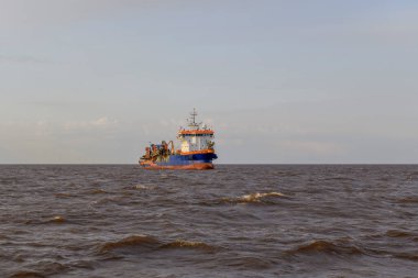 Denizdeki Hopper dredger. Gemi tarama yapıyor. Deniz aşırı inşaat işleri. Baraj inşaatı, vinç, mavna, eşeleme.