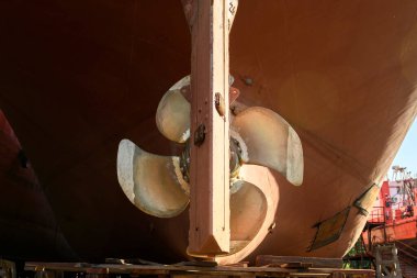 Değişken pervane ve dümen. Kargo gemisi tersanede karaya vurmuş..