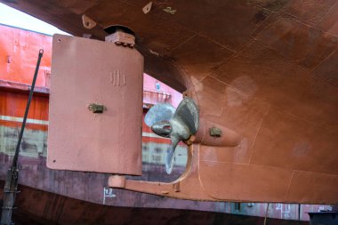 Sabit pervane ve dümen. Kargo gemisi tersanede karaya vurmuş..