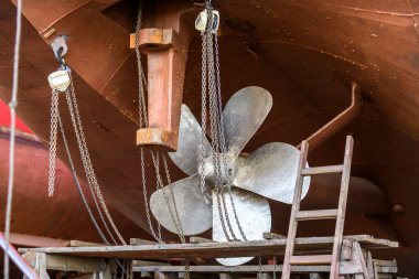 Sabit pervane ve dümen. Kargo gemisi tersanede karaya vurmuş..