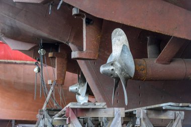 Sabit pervane ve dümen. Kargo gemisi tersanede karaya vurmuş..