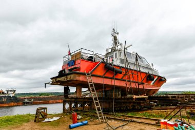Gemi tamir sahasında küçük bir gemi kıyıya vurmuş. Yaz zamanı..