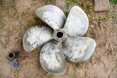 Sabit pervane. Kargo gemisi tersanede karaya vurmuş..