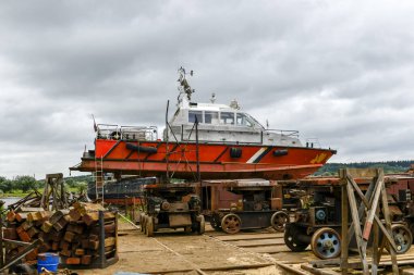 Gemi tamir sahasında küçük bir gemi kıyıya vurmuş. Yaz zamanı..