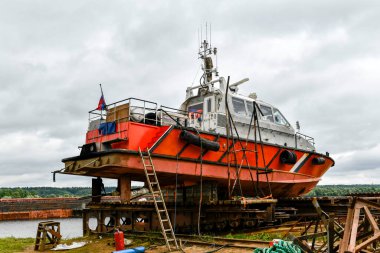 Gemi tamir sahasında küçük bir gemi kıyıya vurmuş. Yaz zamanı..