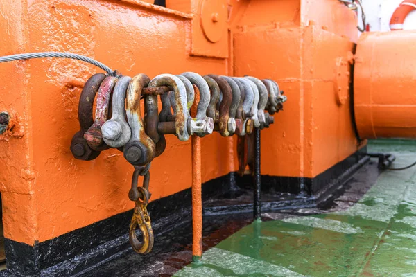 Denizaşırı Tedarik Gemisinde Büyük Çelik Prangalar Çekme Ekipmanı — Stok fotoğraf