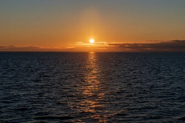 Prachtige Zonsondergang Aan Hemel Met Wolken Zee Gouden Uur Verlichting — Stockfoto