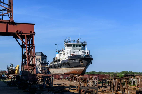 Tug Vessel Ashore Ship Repairing Yard Summer Time — Stock Photo, Image