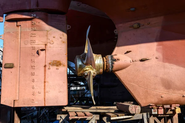 Változó Hajócsavar Kormánylapát Szárazföldi Teherhajó Hajójavító Műhelyben — Stock Fotó