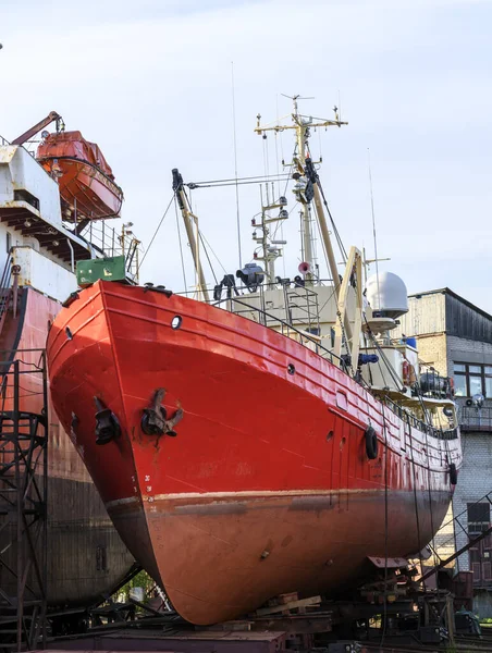 Petit Navire Terre Sur Chantier Réparation Navires Heure Été — Photo