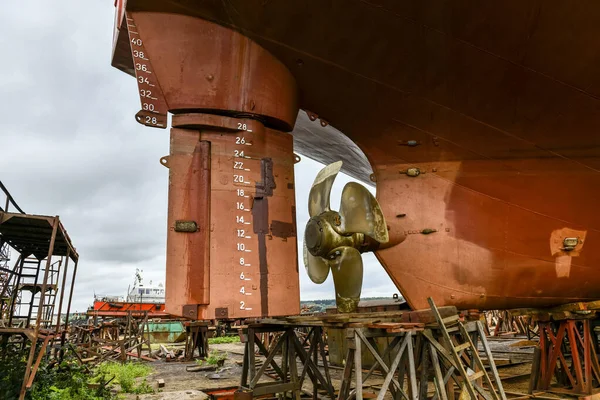 Hélice Gouvernail Pas Variable Navire Cargo Terre Sur Chantier Réparation — Photo