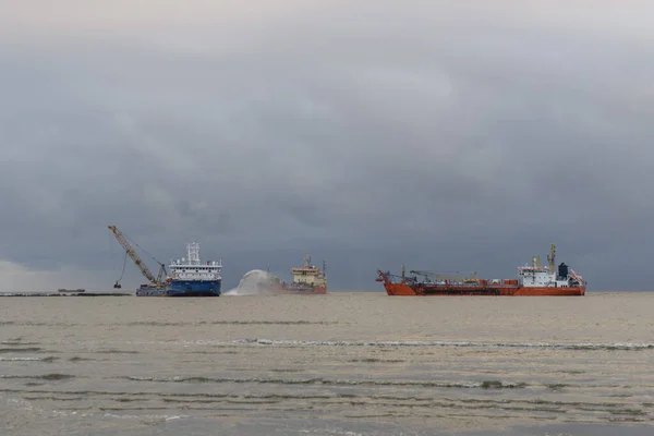 Vaartuig Dat Baggert Bagger Werkt Zee Scheepsuitgraving Materiaal Uit Een — Stockfoto