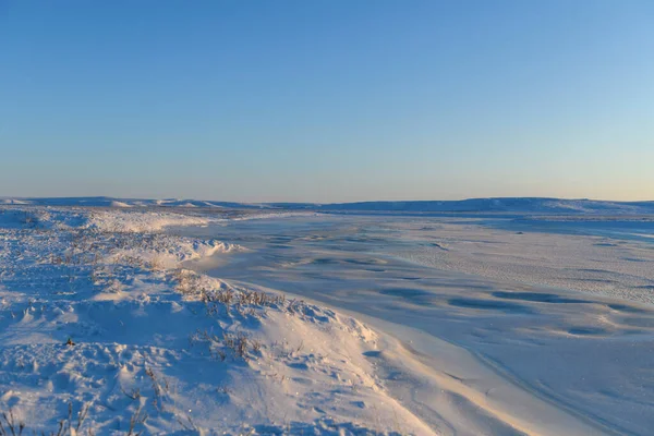Арктичні Ландшафти Взимку Маленька Річка Льодом Тундрі Захід Сонця — стокове фото