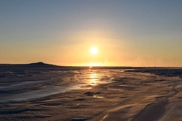 Arctisch Landschap Winter Kleine Rivier Met Ijs Toendra Zonsondergang — Stockfoto