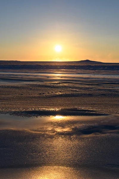 Arctisch Landschap Winter Kleine Rivier Met Ijs Toendra Zonsondergang — Stockfoto