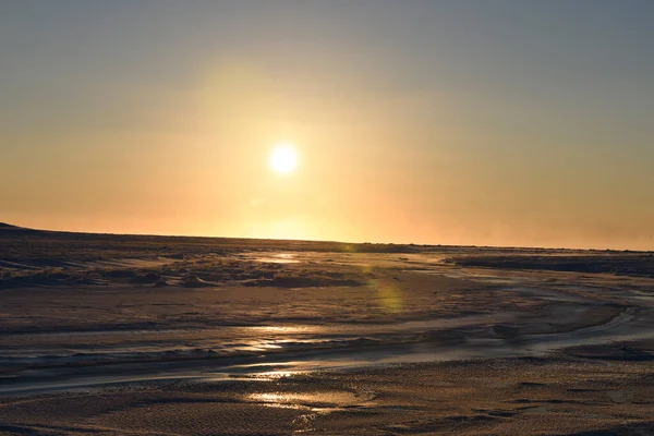Arktická Krajina Zimním Čase Malá Řeka Ledem Tundře Západ Slunce — Stock fotografie