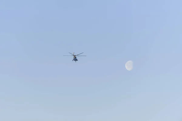 Hélicoptère Volant Dans Ciel Bleu Avec Lune — Photo