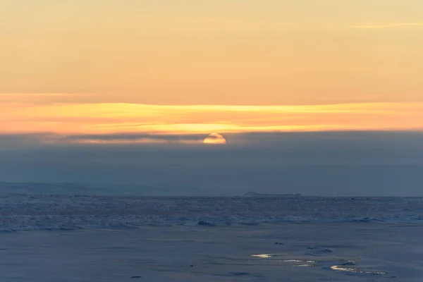 Kış Zamanı Kutup Manzarası Tundra Buzlu Küçük Bir Nehir Gün — Stok fotoğraf